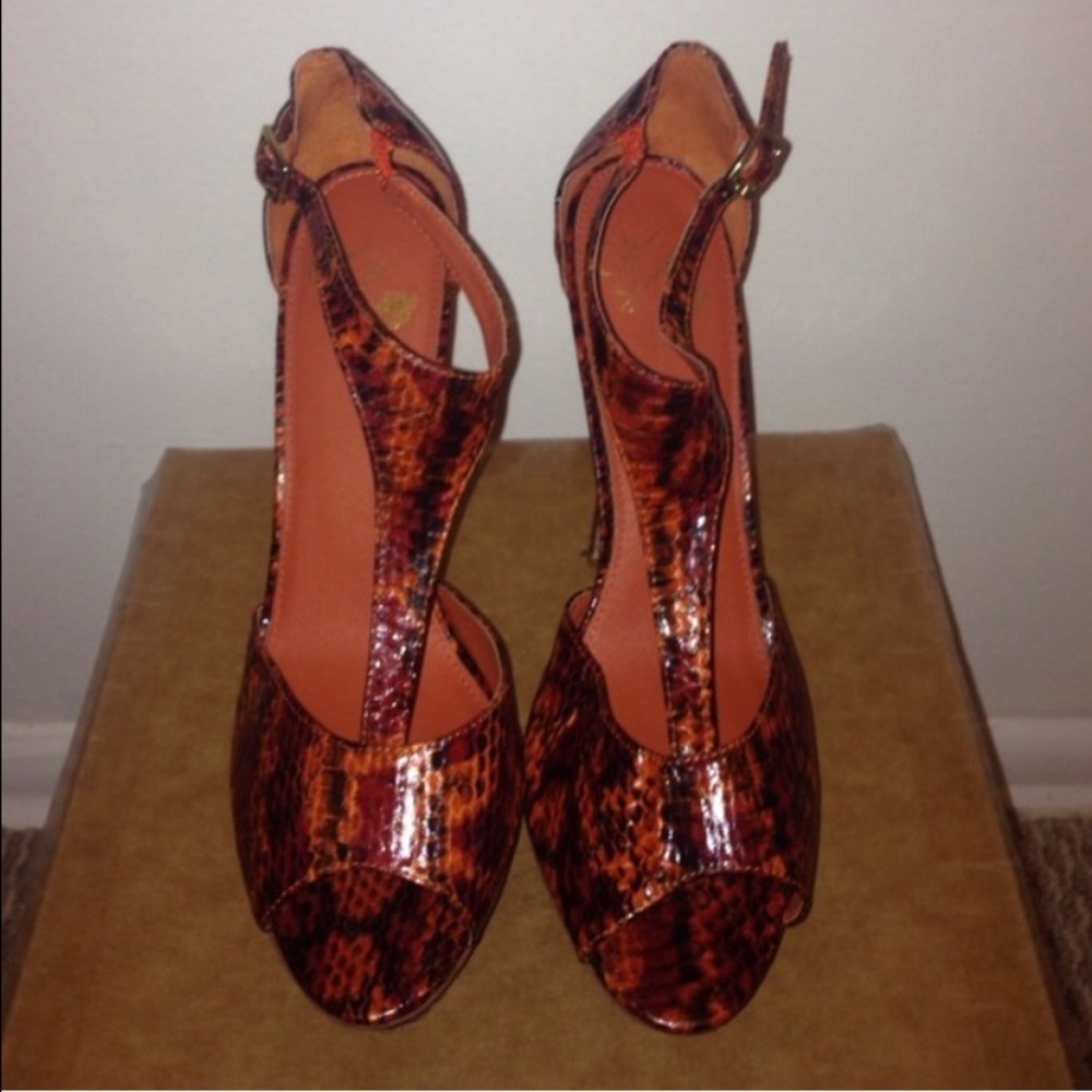 🌻LAST CHANCE🌻  Snake skin t-strap heels. …